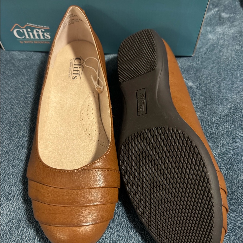 Cliffs by White Mountain Women's Tan Loafers